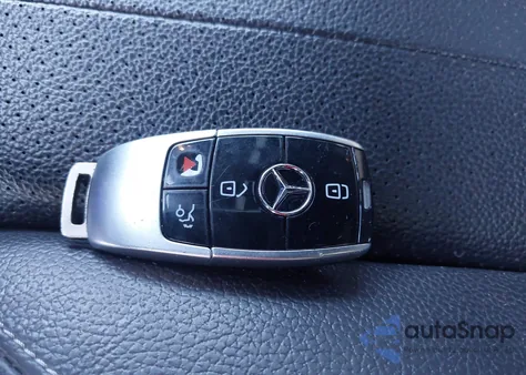 2017 Mercedes-Benz E 300 4Matic z USA, uszkodzony, nr VIN WDDZF4KB5HA023068